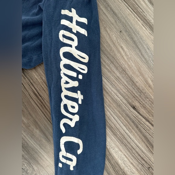 Hollister navy long sleeve - Picture 4 of 4